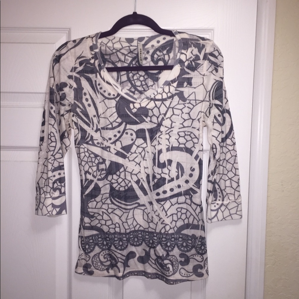 Brand New! SALE*Cubism Quarter Length Small Top